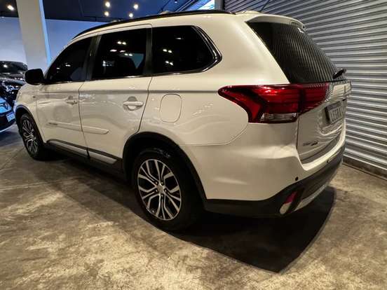 MITSUBISHI-OUTLANDER-3.0 GT 4X4 V6 24V GASOLINA 4P AUTOMÁTICO MITSUBISHI-OUTLANDER-2015