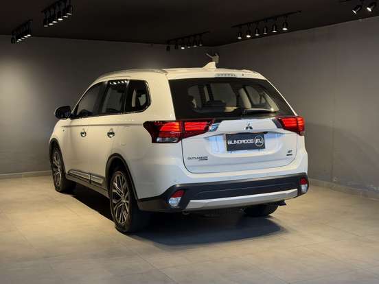 MITSUBISHI-OUTLANDER-3.0 GT 4X4 V6 24V GASOLINA 4P AUTOMÁTICO MITSUBISHI-OUTLANDER-2017
