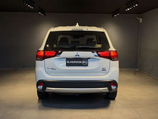 MITSUBISHI-OUTLANDER-3.0 GT 4X4 V6 24V GASOLINA 4P AUTOMÁTICO MITSUBISHI-OUTLANDER-2017
