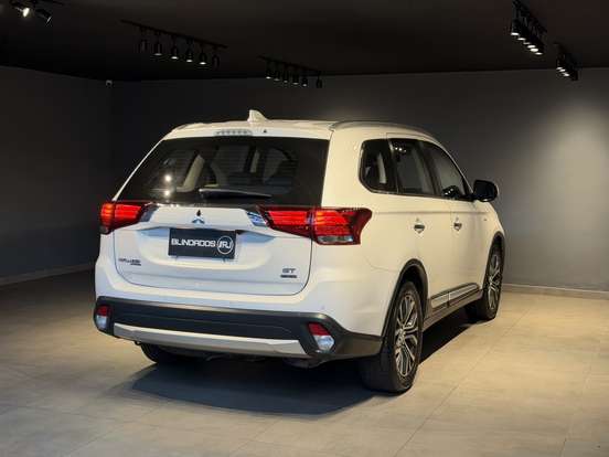 MITSUBISHI-OUTLANDER-2017