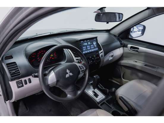 MITSUBISHI-PAJERO-2017