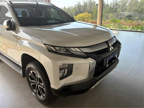 MITSUBISHI L200 TRITON 2.4 16V TURBO DIESEL SPORT HPE-S CD 4P 4X4 AUTOMÁTICO
