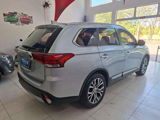 MITSUBISHI-OUTLANDER-3.0 GT 4X4 V6 24V GASOLINA 4P AUTOMÁTICO MITSUBISHI-OUTLANDER-2017