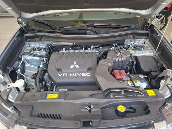 MITSUBISHI-OUTLANDER-3.0 GT 4X4 V6 24V GASOLINA 4P AUTOMÁTICO MITSUBISHI-OUTLANDER-2017