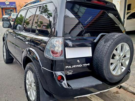 MITSUBISHI-PAJERO TR4-2.0 4X4 16V 140CV FLEX 4P AUTOMÁTICO MITSUBISHI-PAJERO TR4-2011