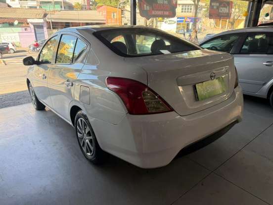 NISSAN-VERSA-2017