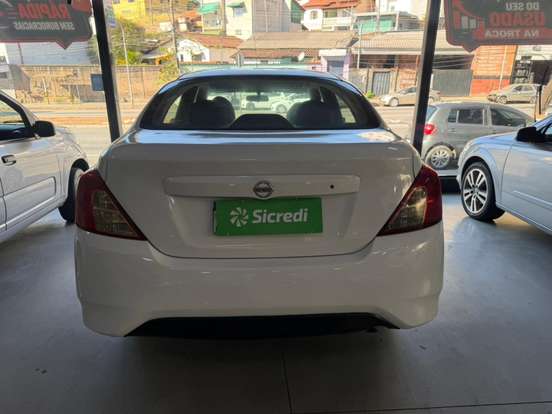 NISSAN-VERSA-2017