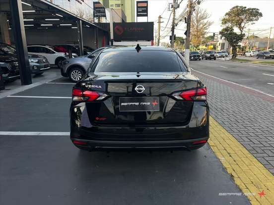 NISSAN-VERSA-2021