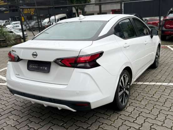 NISSAN-VERSA-2021
