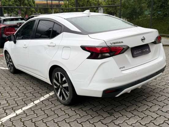 NISSAN-VERSA-2021