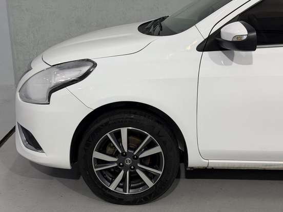 NISSAN-VERSA-2018