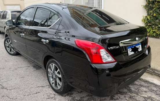 NISSAN-VERSA-2017