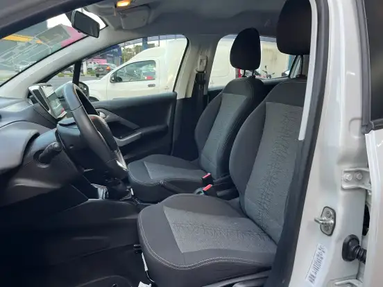 PEUGEOT-208-2017