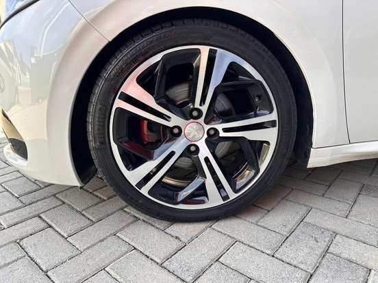 PEUGEOT-208-2016