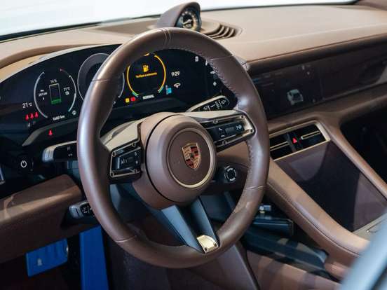 PORSCHE-TAYCAN-2024