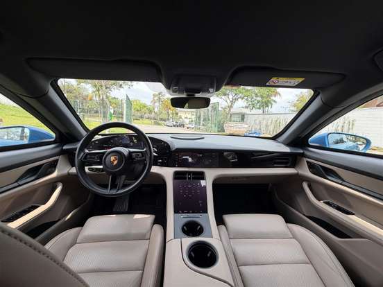 PORSCHE-TAYCAN-2021
