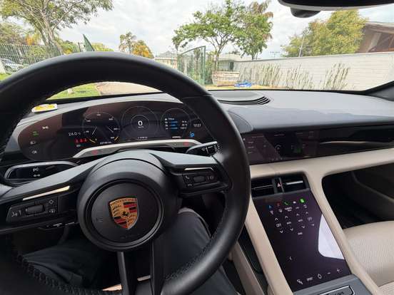 PORSCHE-TAYCAN-2021