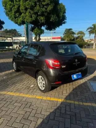 RENAULT-SANDERO-2018