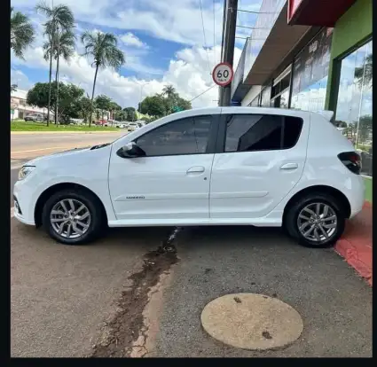 RENAULT-SANDERO-2021