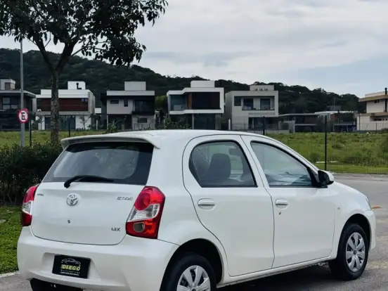 TOYOTA-ETIOS-1.3 X 16V FLEX 4P MANUAL TOYOTA-ETIOS-2016
