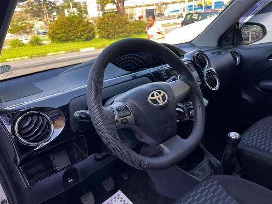 TOYOTA-ETIOS-1.5 XLS SEDAN 16V FLEX 4P MANUAL TOYOTA-ETIOS-2013
