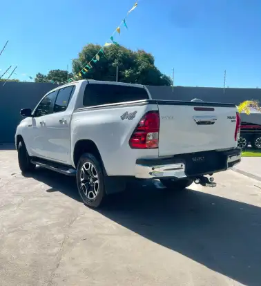 TOYOTA-HILUX-2023