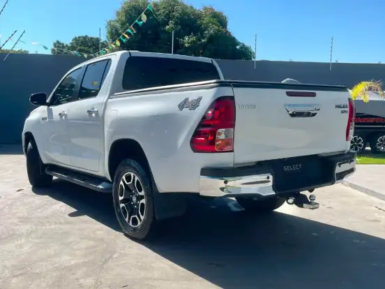 TOYOTA-HILUX-2.8 D-4D TURBO DIESEL CD SRV 4X4 AUTOMÁTICO TOYOTA-HILUX-2023