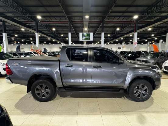 TOYOTA-HILUX-2.8 D-4D TURBO DIESEL CD SR 4X4 AUTOMÁTICO TOYOTA-HILUX-2024