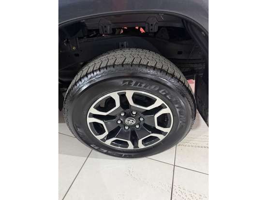 TOYOTA-HILUX-2.8 D-4D TURBO DIESEL CD SRV 4X4 AUTOMÁTICO TOYOTA-HILUX-2025
