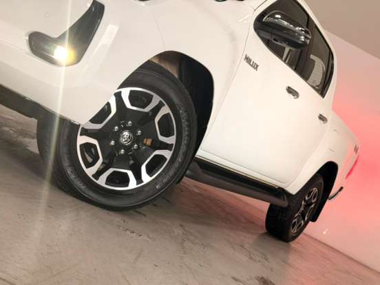 TOYOTA-HILUX-2023