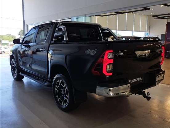 TOYOTA-HILUX-2.8 D-4D TURBO DIESEL CD SRX 4X4 AUTOMÁTICO TOYOTA-HILUX-2021