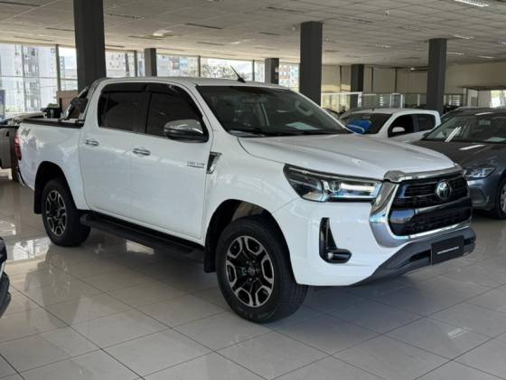 TOYOTA HILUX 2.8 D-4D TURBO DIESEL CD SRX 4X4 AUTOMÁTICO