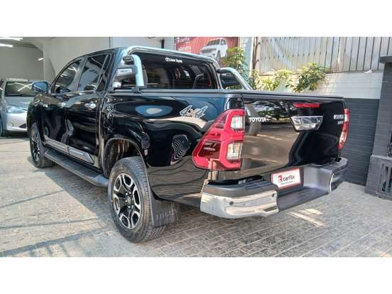 TOYOTA-HILUX-2.8 D-4D TURBO DIESEL CD SRX 4X4 AUTOMÁTICO TOYOTA-HILUX-2024