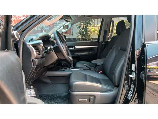 TOYOTA-HILUX-2.8 D-4D TURBO DIESEL CD SRX 4X4 AUTOMÁTICO TOYOTA-HILUX-2024