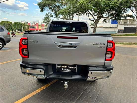 TOYOTA-HILUX-2.8 D-4D TURBO DIESEL CD SRX 4X4 AUTOMÁTICO TOYOTA-HILUX-2025