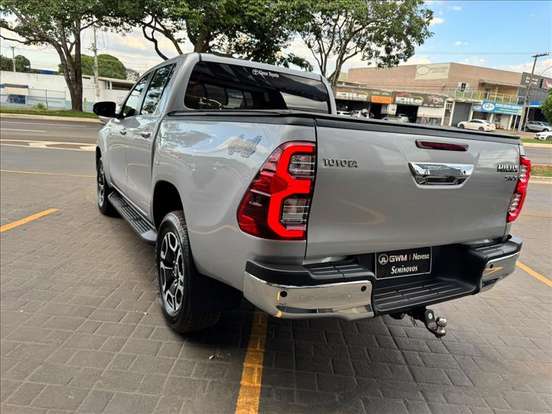 TOYOTA-HILUX-2.8 D-4D TURBO DIESEL CD SRX 4X4 AUTOMÁTICO TOYOTA-HILUX-2025