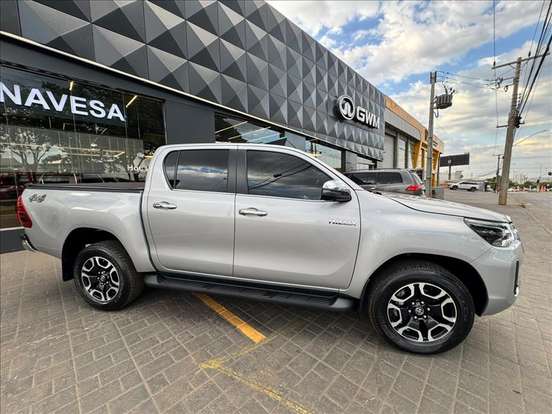 TOYOTA-HILUX-2.8 D-4D TURBO DIESEL CD SRX 4X4 AUTOMÁTICO TOYOTA-HILUX-2025