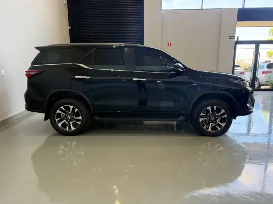 TOYOTA-HILUX SW4-2024