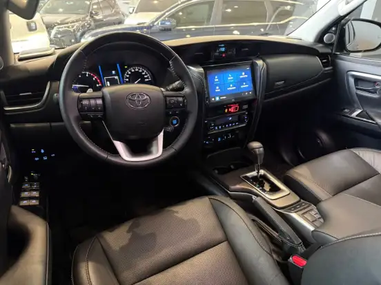 TOYOTA-HILUX SW4-2024