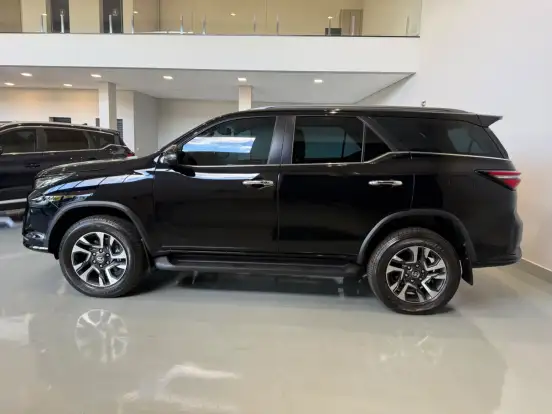 TOYOTA-HILUX SW4-2024