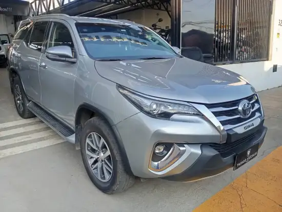 TOYOTA-HILUX SW4-2.8 SRX 4X4 7 LUGARES 16V TURBO INTERCOOLER DIESEL 4P AUTOMÁTICO TOYOTA-HILUX SW4-2017