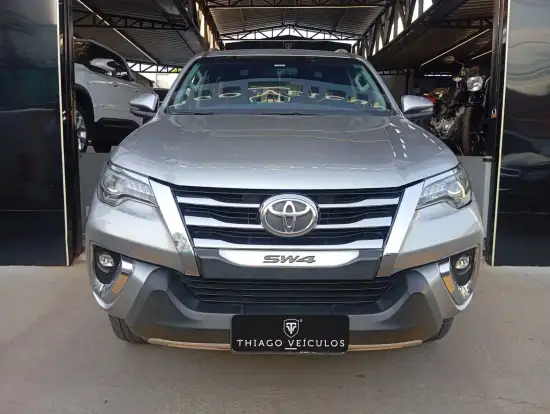 TOYOTA-HILUX SW4-2.8 SRX 4X4 7 LUGARES 16V TURBO INTERCOOLER DIESEL 4P AUTOMÁTICO TOYOTA-HILUX SW4-2017