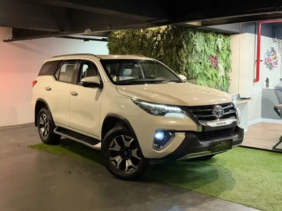 TOYOTA HILUX SW4 2.8 SRX DIAMOND 4X4 7 LUGARES 16V TURBO INTERCOOLER DIESEL 4P AUTOMÁTICO
