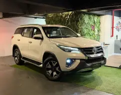TOYOTA HILUX SW4 2.8 SRX DIAMOND 4X4 7 LUGARES 16V TURBO INTERCOOLER DIESEL 4P AUTOMÁTICO TOYOTA HILUX SW4 2.8 SRX DIAMOND 4X4 7 LUGARES 16V TURBO INTERCOOLER DIESEL 4P AUTOMÁTICO