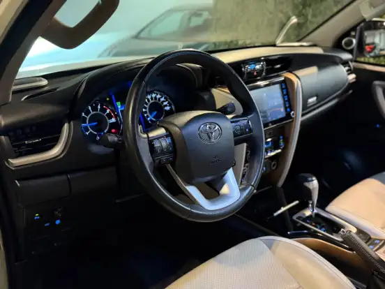 TOYOTA-HILUX SW4-2.8 SRX DIAMOND 4X4 7 LUGARES 16V TURBO INTERCOOLER DIESEL 4P AUTOMÁTICO TOYOTA-HILUX SW4-2019