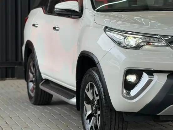 TOYOTA-HILUX SW4-2.8 SRX DIAMOND 4X4 7 LUGARES 16V TURBO INTERCOOLER DIESEL 4P AUTOMÁTICO TOYOTA-HILUX SW4-2019