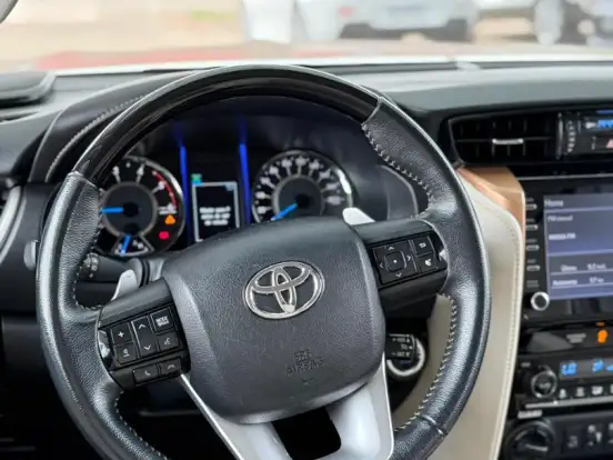 TOYOTA-HILUX SW4-2.8 SRX DIAMOND 4X4 7 LUGARES 16V TURBO INTERCOOLER DIESEL 4P AUTOMÁTICO TOYOTA-HILUX SW4-2019