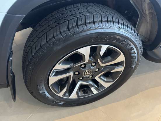 TOYOTA-HILUX SW4-2025