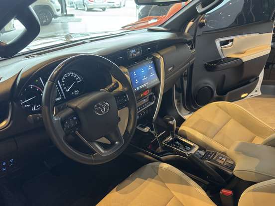 TOYOTA-HILUX SW4-2.8 D-4D TURBO DIESEL DIAMOND 7L 4X4 AUTOMÁTICO TOYOTA-HILUX SW4-2025