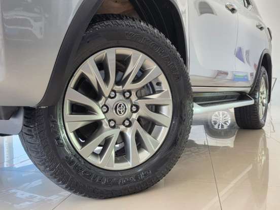 TOYOTA-HILUX SW4-2.8 D-4D TURBO DIESEL SRX 7L 4X4 AUTOMÁTICO TOYOTA-HILUX SW4-2023
